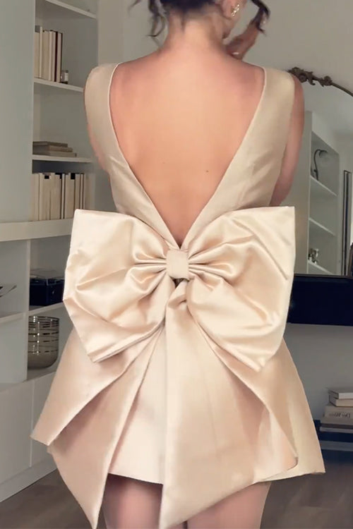 Robe de soirée courte en satin sans manches avec nœud papillon et dos nu