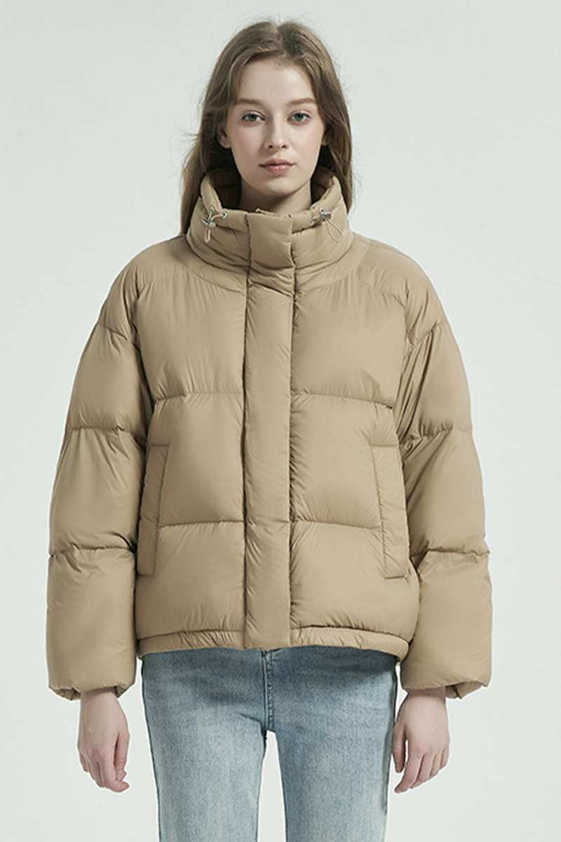 Manteau décontracté à col mandarin en duvet de canard blanc avec boutons de poche de couleur unie (teneur en duvet 86% à 90%)