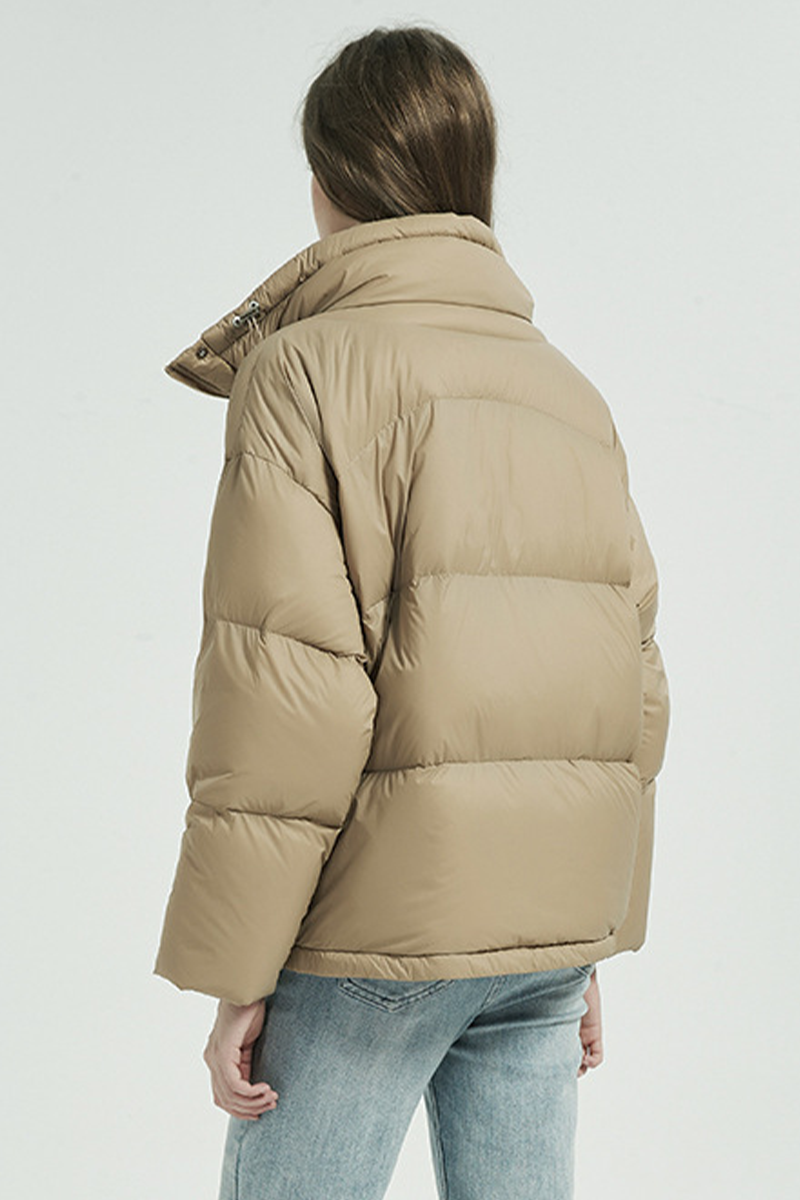 Manteau décontracté à col mandarin en duvet de canard blanc avec boutons de poche de couleur unie (teneur en duvet 86% à 90%)