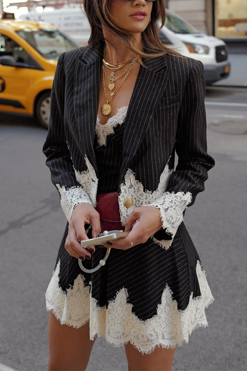 Blazer court à un bouton et bordure en dentelle rayée Margovil